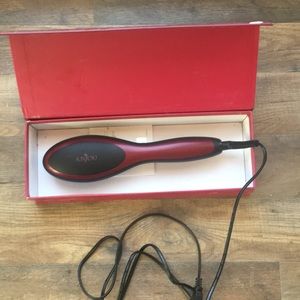 Andrew straightening heat brush. Used wonce